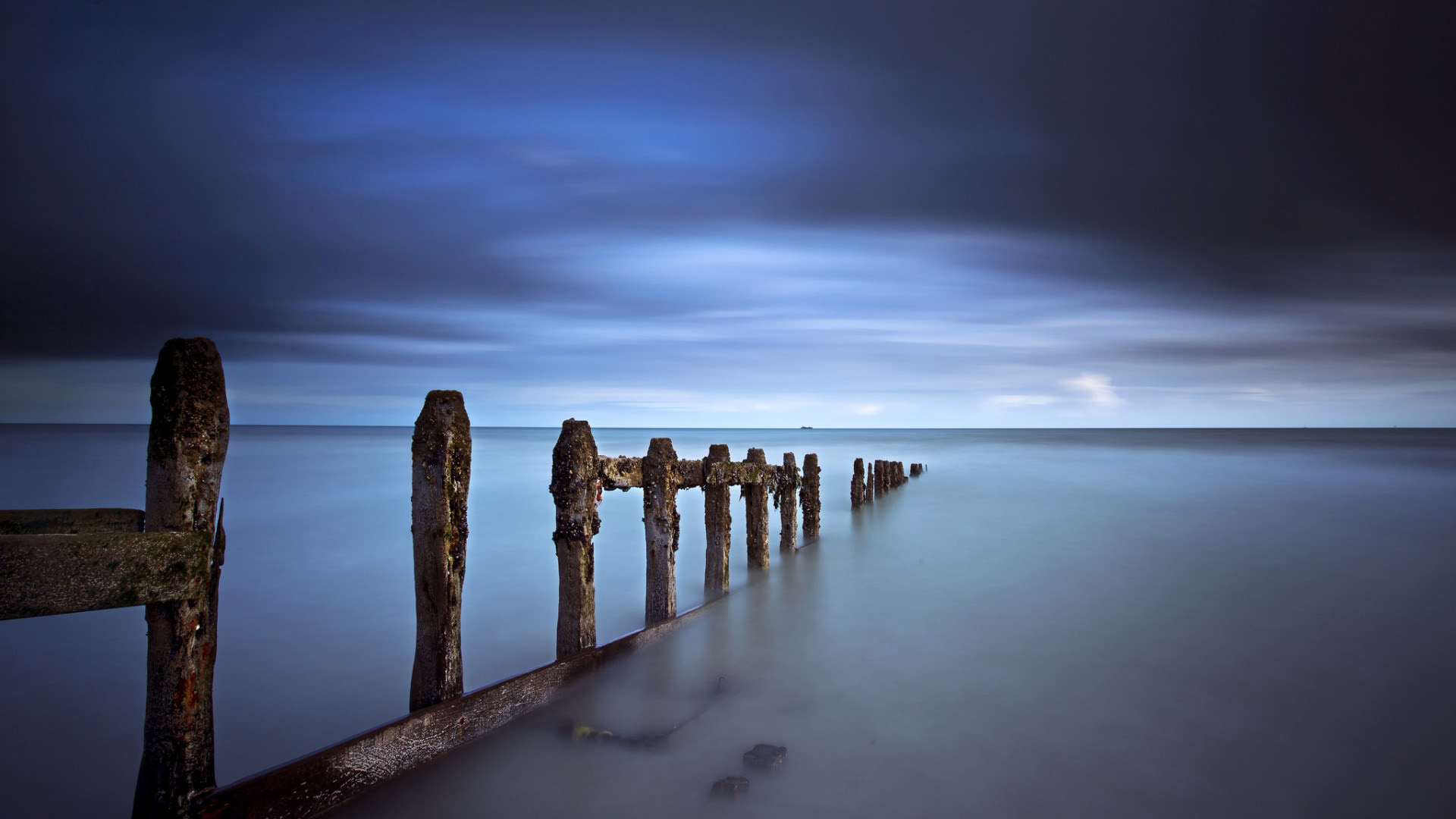 氛围感拉满！海岸蓝天宽屏电脑动漫壁纸分享