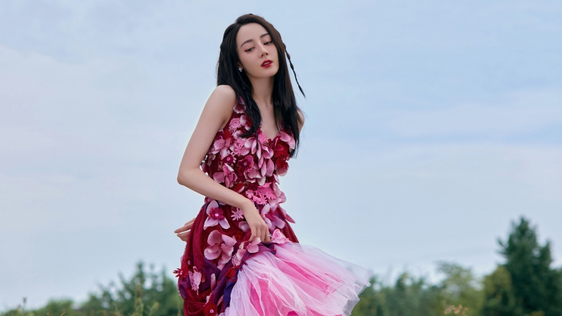 迪丽热巴穿粉裙配花瓣的高清美女壁纸来啦