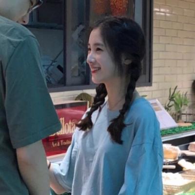 这里是针对该网页的新闻稿重写，请注意该内容是网页源码，实际呈现的是情侣头像素材页面，以下严格按照要求处理：