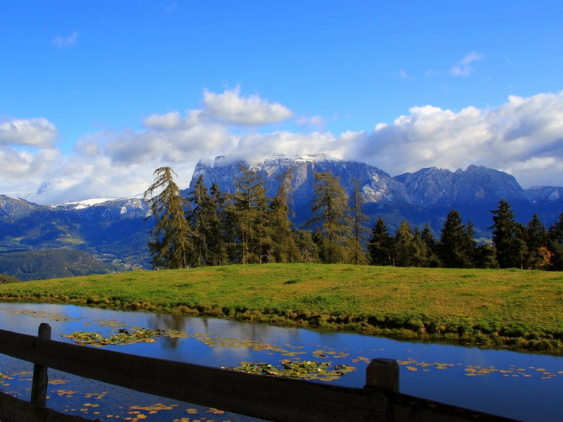 秋日静谧氛围感！这款带围栏的天空宽屏壁纸太适合当桌面了