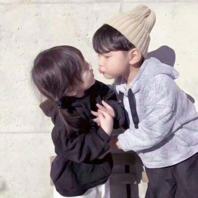 6组超萌萌娃亲嘴情侣头像 可爱小男孩小女孩头像合集