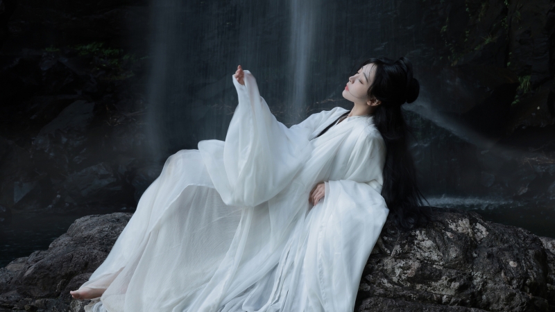 穿白古装的古风小姐姐配溪瀑美景 电脑高清壁纸来啦