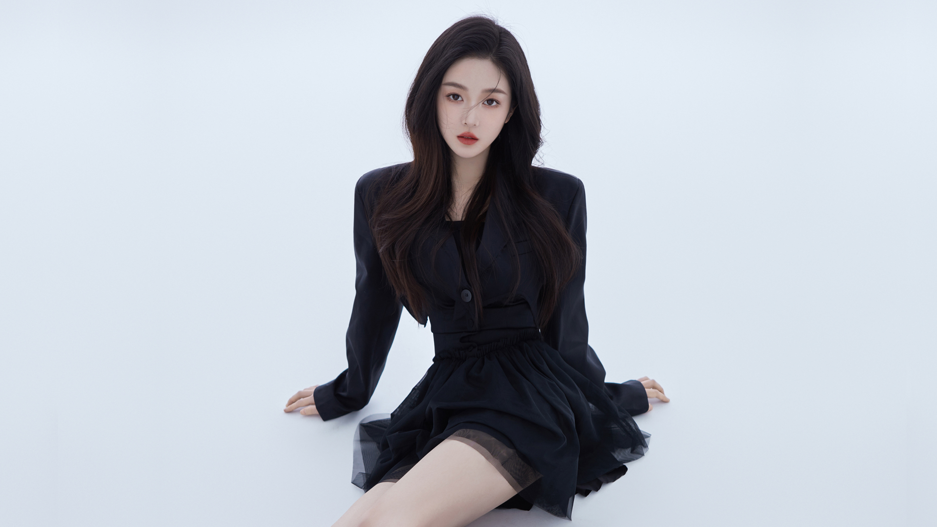 小仙女穿黑裙长发养眼！这款高清美女壁纸太可了