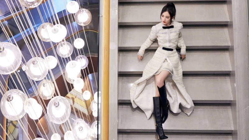 陈钰琪穿大衣裙配黑长靴楼梯氛围感壁纸上线