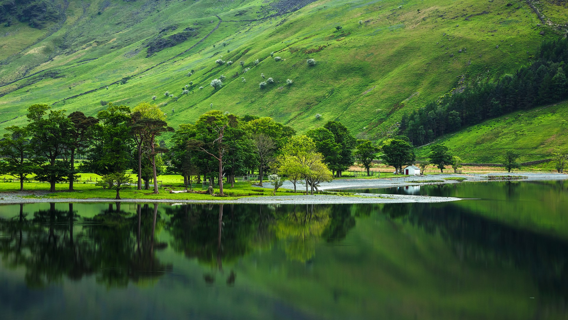 绿色山水湖景壁纸推荐！山、树、小屋搭配清新绿意的自然电脑桌面图
