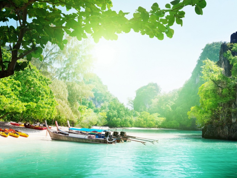 能当电脑桌面的治愈山水壁纸！有绿树小船湖水太适合度假氛围感了