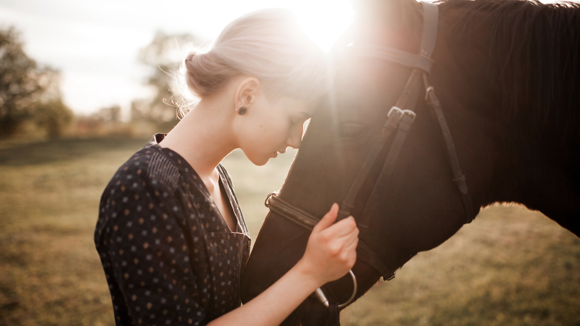 美女和马的2K高清电脑桌面壁纸来了