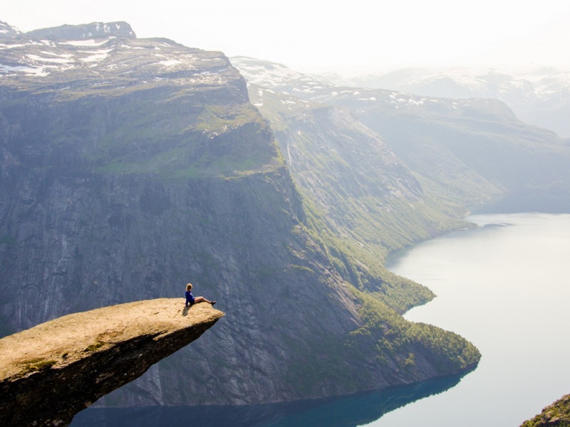 悬崖边搭配山水美景的美女风景壁纸
