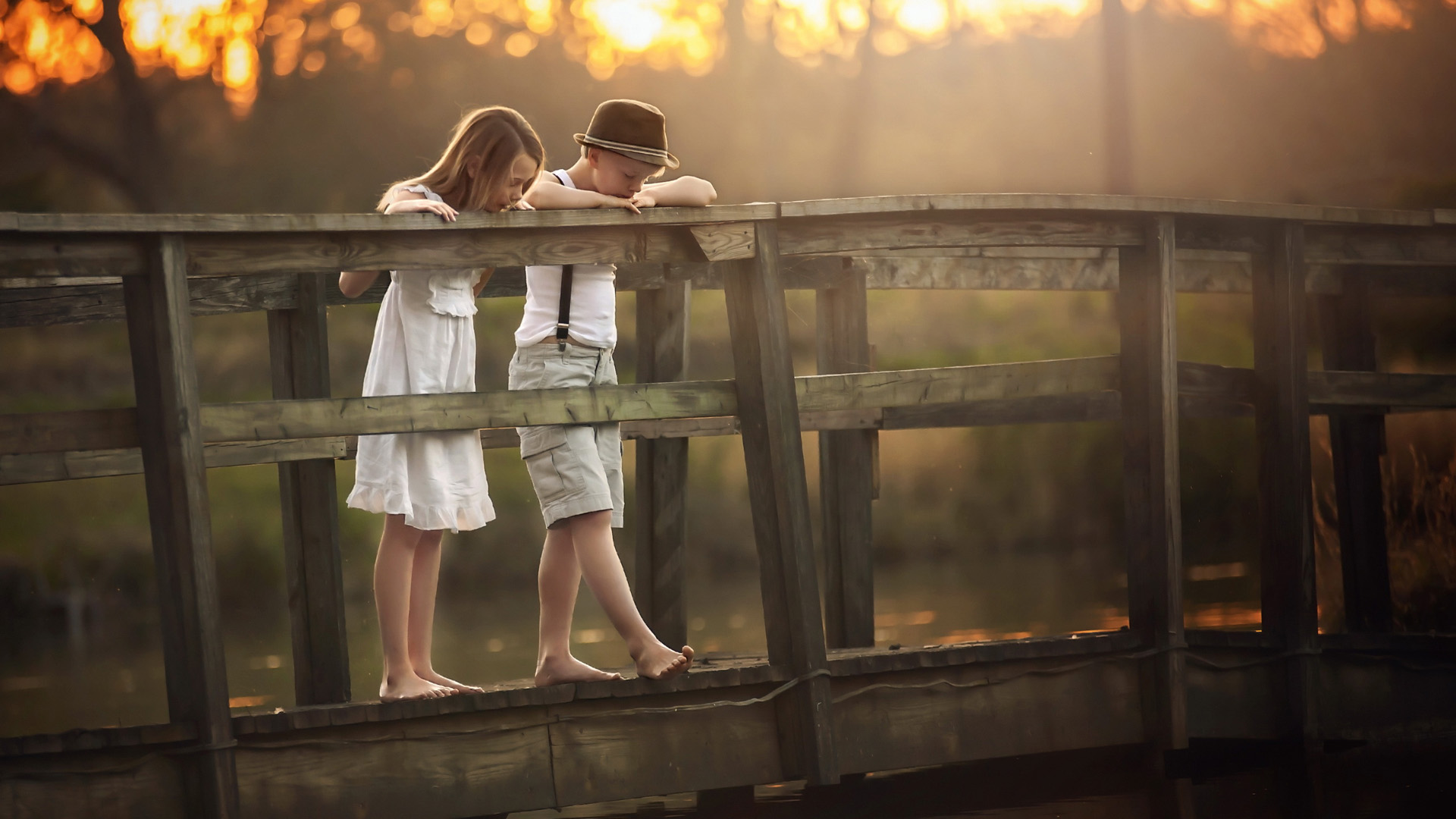 青梅竹马的童年回忆！桥边可爱小孩动漫电脑壁纸推荐