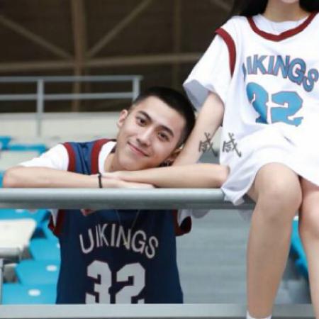 热门情侣头像合集来了，这里整理了12张当下最受欢迎的情侣头像素材，方便用户挑选使用。