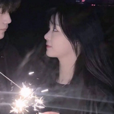 一左一右的真人高质量情侣头像，8张合集来啦