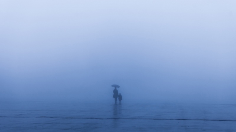 夜晚雾里撑伞牵手的母子 这款电脑动漫壁纸太治愈了