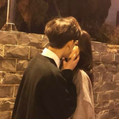 8张不露脸真人背影情侣头像 四组双人高清情头