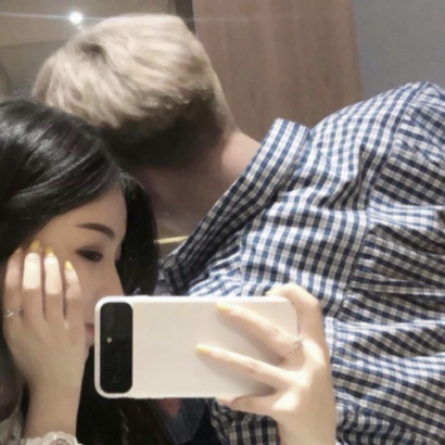 36张用手机遮脸的恩爱QQ情侣头像 高清氛围感拉满