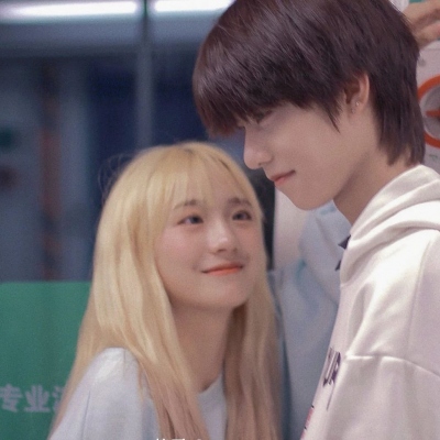 最新真人情侣头像来啦！这里整理了8组双人真人情头，都是当下流行的款式，适合情侣们更换使用。