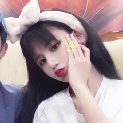 这里是面向搜索引擎和普通用户的头像资源页面，该页面提供22张高清双人网红风格情侣头像，支持大图、小图、方图、圆图四种尺寸切换，所有图片均可直接保存使用。