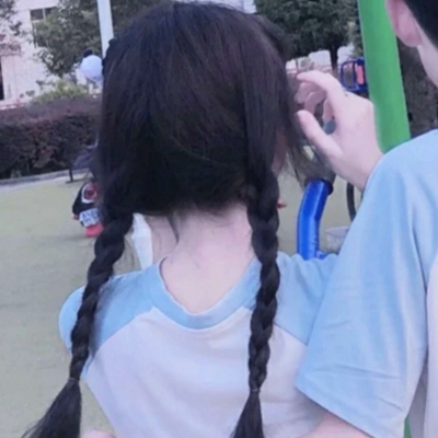 这里是面向搜索引擎和普通用户的头像资源页面，该页面提供22张高清双人网红风格情侣头像，支持大图、小图、方图、圆图四种尺寸切换，所有图片均可直接保存使用。