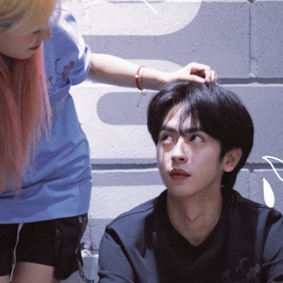 最新真人情侣头像来啦！这里整理了8组双人真人情头，都是当下流行的款式，适合情侣们更换使用。