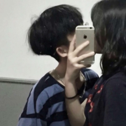 36张用手机遮脸的恩爱QQ情侣头像 高清氛围感拉满