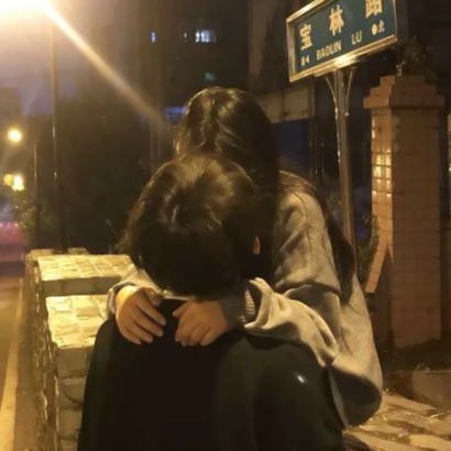 8张不露脸真人背影情侣头像 四组双人高清情头