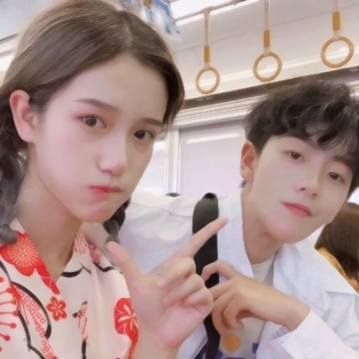 新版真人情侣头像来啦！一左一右高清款共12张