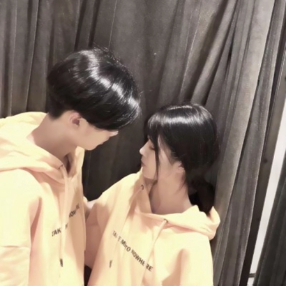 8张不露脸真人背影情侣头像 四组双人高清情头