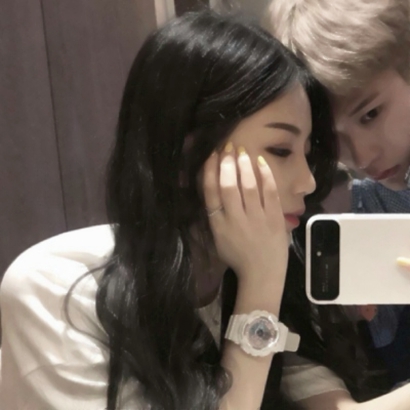 36张用手机遮脸的恩爱QQ情侣头像 高清氛围感拉满