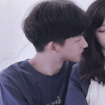 这里是面向搜索引擎和普通用户的头像资源页面，该页面提供22张高清双人网红风格情侣头像，支持大图、小图、方图、圆图四种尺寸切换，所有图片均可直接保存使用。