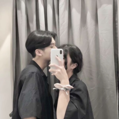 8张不露脸真人背影情侣头像 四组双人高清情头