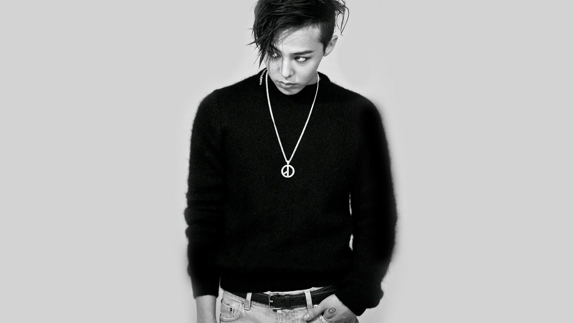 权志龙穿黑毛衣的电脑桌面壁纸 高清人物壁纸来啦