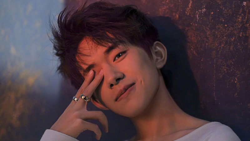 易烊千玺高清帅气壁纸下载 多款分辨率可选