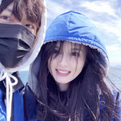 这里是面向搜索引擎和普通用户的头像资源页面，该页面提供22张高清双人网红风格情侣头像，支持大图、小图、方图、圆图四种尺寸切换，所有图片均可直接保存使用。