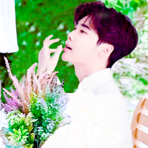 超火的单人版一男一女情侣头像 12张高清合集