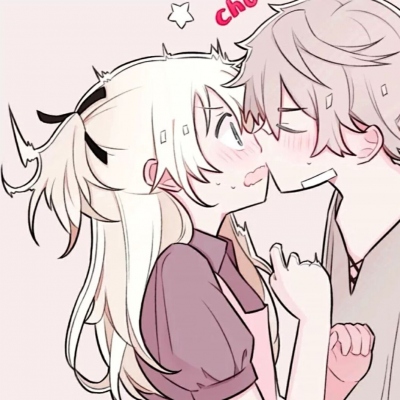 害羞又紧张的动漫亲吻情侣头像，一对两张来啦