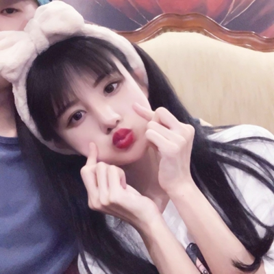 这里是面向搜索引擎和普通用户的头像资源页面，该页面提供22张高清双人网红风格情侣头像，支持大图、小图、方图、圆图四种尺寸切换，所有图片均可直接保存使用。