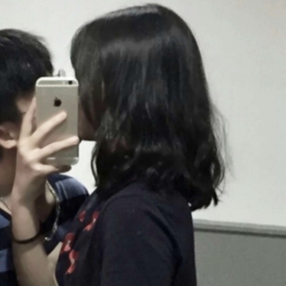 36张用手机遮脸的恩爱QQ情侣头像 高清氛围感拉满