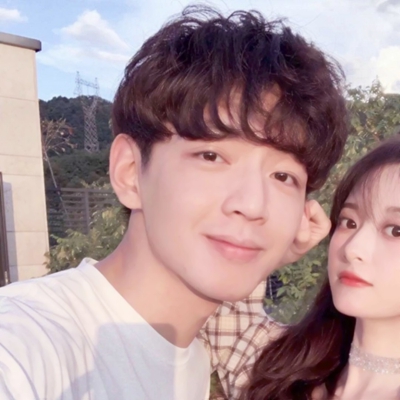 这里是面向搜索引擎和普通用户的头像资源页面，该页面提供22张高清双人网红风格情侣头像，支持大图、小图、方图、圆图四种尺寸切换，所有图片均可直接保存使用。