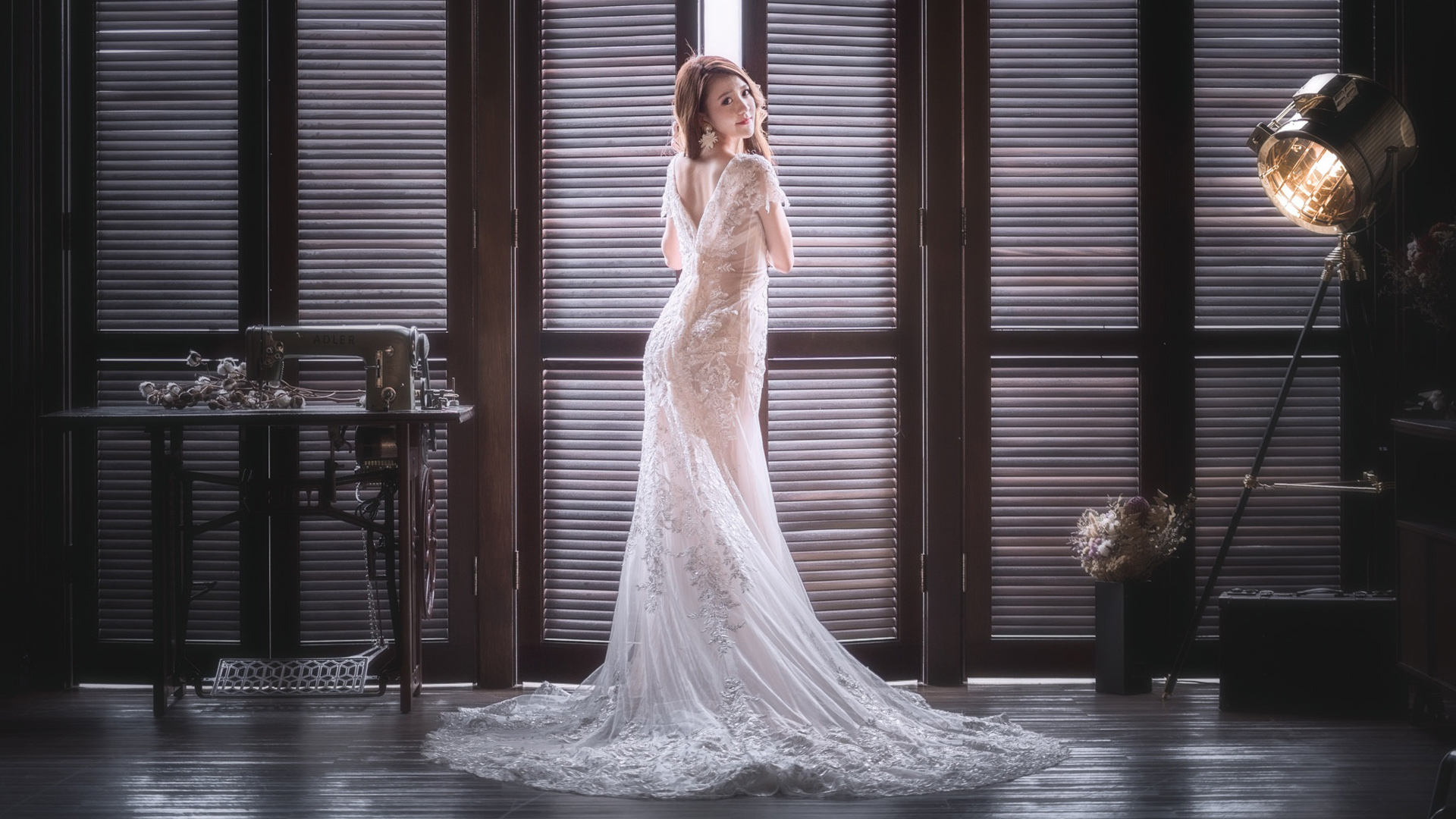 这款美女背影白婚纱壁纸也太仙了！