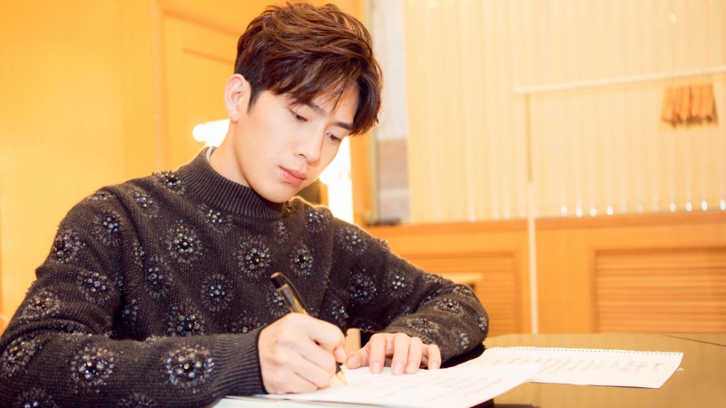 井柏然认真写字的电脑桌面壁纸来啦 高清人物壁纸可选多尺寸