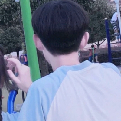 这里是面向搜索引擎和普通用户的头像资源页面，该页面提供22张高清双人网红风格情侣头像，支持大图、小图、方图、圆图四种尺寸切换，所有图片均可直接保存使用。