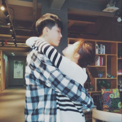 新版真人情侣头像来啦！一左一右高清款共12张