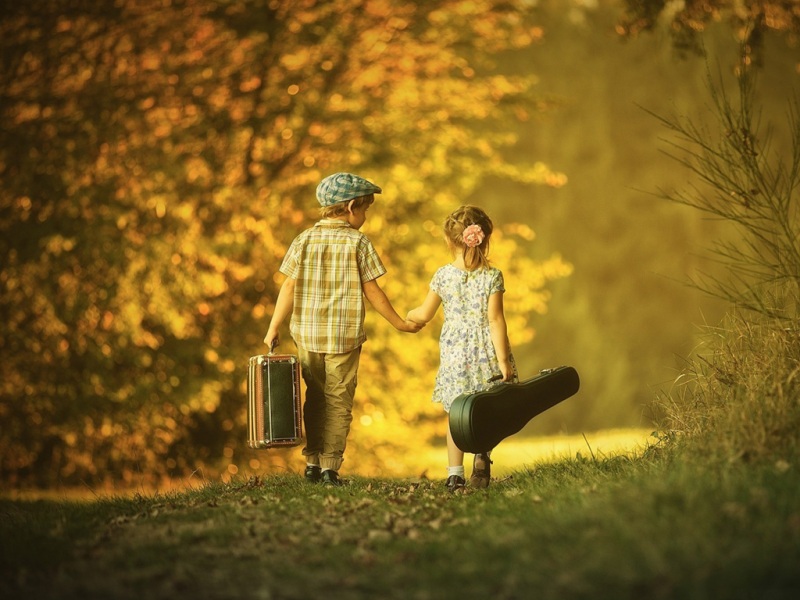 秋日牵手情侣背影壁纸 氛围感拉满的电脑桌面图