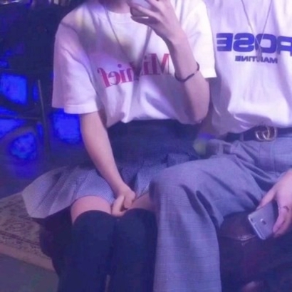 不露脸也能撒糖！16张个性身体部位情侣半身头像合集