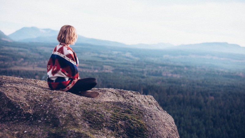 这款带冥想女孩的山谷雾景壁纸太适合当电脑桌面了