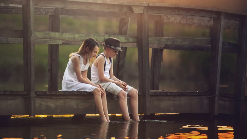 这款带河流桥梁的少男少女洗脚动漫壁纸太治愈了