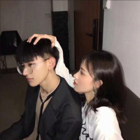 热门情侣头像合集来了，这里整理了12张当下最受欢迎的情侣头像素材，方便用户挑选使用。