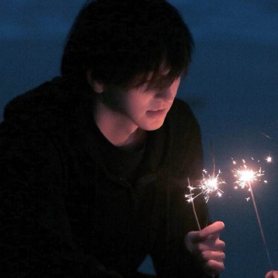 一左一右的真人高质量情侣头像，8张合集来啦