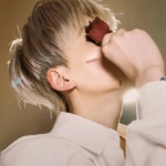 抖音上超火的一左一右真人情侣头像，这里有8张合集