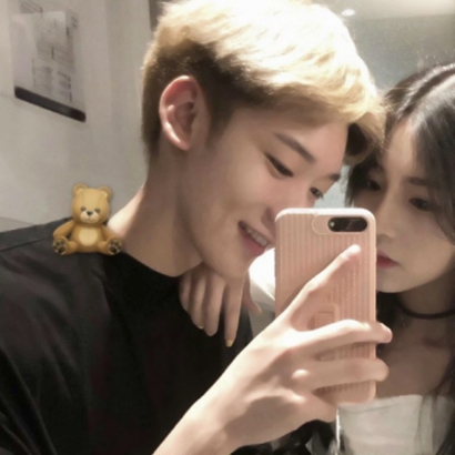 36张用手机遮脸的恩爱QQ情侣头像 高清氛围感拉满