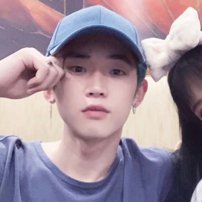 这里是面向搜索引擎和普通用户的头像资源页面，该页面提供22张高清双人网红风格情侣头像，支持大图、小图、方图、圆图四种尺寸切换，所有图片均可直接保存使用。